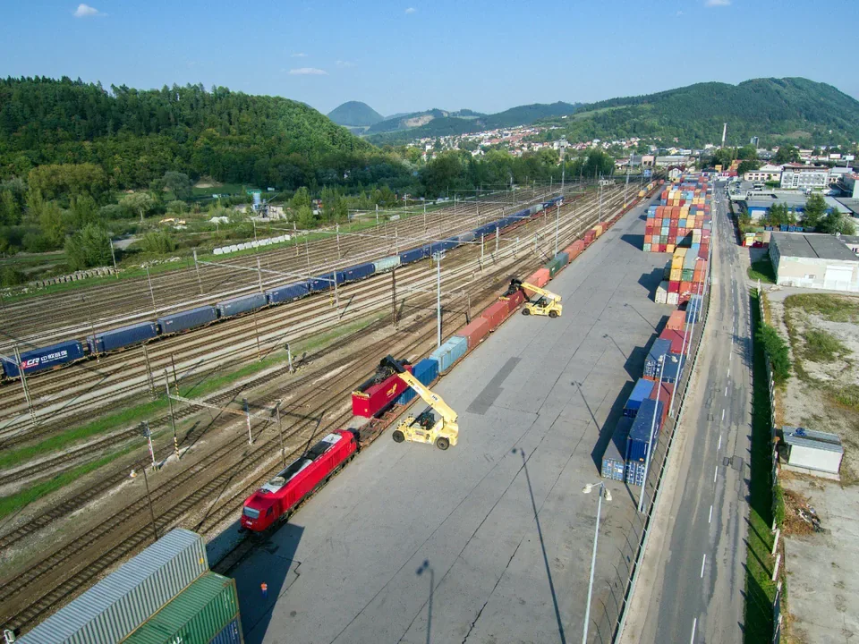 Cargo handling for rail and intermodal freight