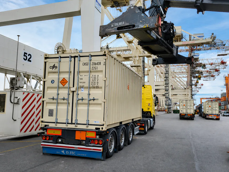Cargo handling for international road freight